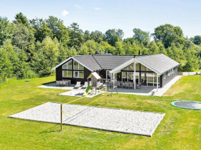 Luxurious Holiday Home in Glesborg near Sea in Fjellerup
